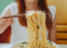 娱乐吃瓜酱吃面条视频在线观看,面条美食之旅，在线观看带你领略美味瞬间